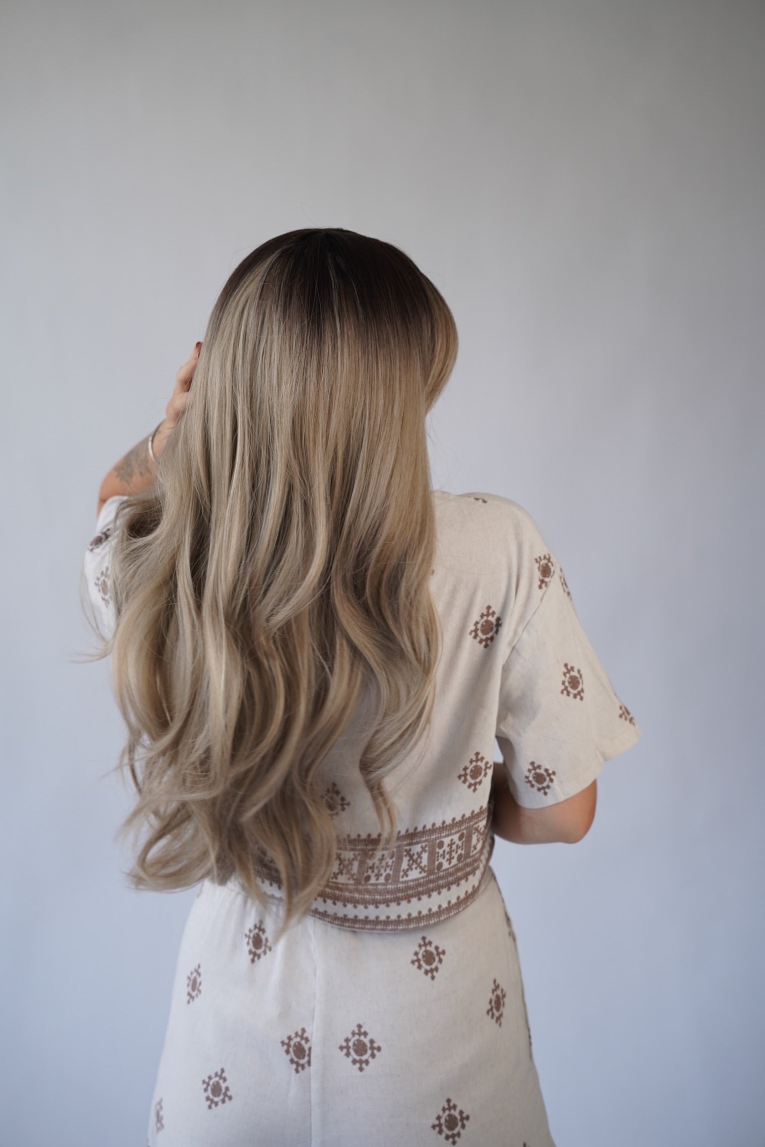 Ash Blonde Wig Long Wavy Wig Blonde Ombre Wig with Bangs Synthetic Wig