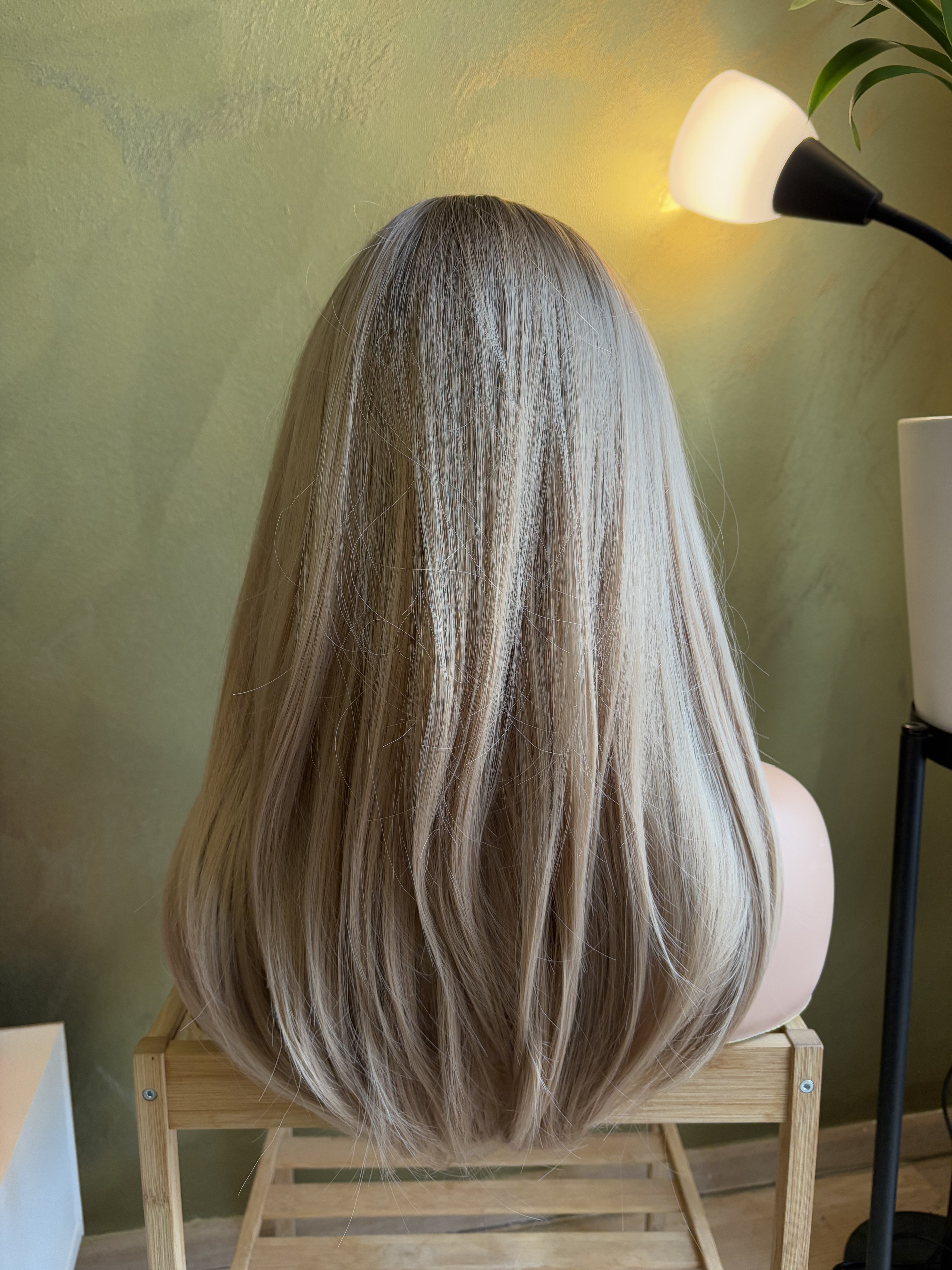 18 inches Ash Blonde Ombre Long Wavy Wig Dark Root Fringe Haircut Blonde Wig for Women Cosplay Wig